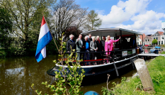 Bestuurders en vrijwilligers op fietsboot Nieuwersluis