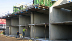 Bouwvakkers werken aan een betonconstructie