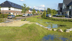 Voorbeeld van een wadi in een woonwijk