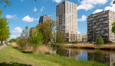 Zicht op het Hogekwartier in Amersfoort met een aantal appartementencomplexen achter een vijver