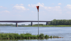 Zicht op de Rijnbrug over de Rijn bij Rhenen