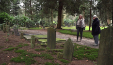 Nelly en Annet bij het graf van Hendrika Berendina Bakhuis-Wolters
