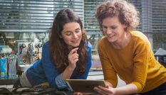 Twee vrouwen bekijken tablet