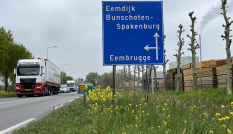 De Bisschopsweg (N414) in Eemnes met verkeer en een ANWB-bord langs de kant.