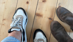 De voeten van twee mensen die lopen naar een bijeenkomst