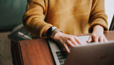 Vrouw typt op laptop