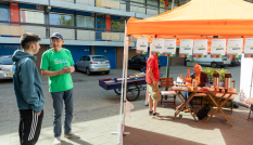 Mensen praten bij stand Energie in Smitsveen, Soest