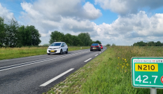 De provinciale weg N210 met in de berm een hectometerbordje van de provincie Utrecht