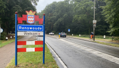 Een kombord tussen de weg en het fietspad wat je ziet als je Renswoude binnenrijdt.