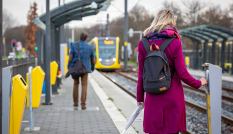 Vrouw checkt in bij tram