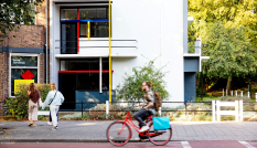 Rietveld Schröderhuis met fietser