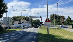 De Bisschopsweg (N414) in Eembrugge (gemeente Baarn) met in beeld de Eembrug die in de weg ligt.