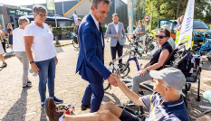 Minister Harbers bij Doortrappen Dag in Ronde Venen