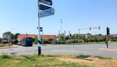 Het kruispunt Graaf op de M.A. Reinaldaweg in Lopik met een wegwijzer op de voorgrond en verkeerslichten.