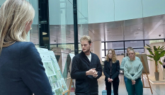 Studenten bouwkunde met gedeputeerde Mirjam Sterk bij de tentoonstelling over de Utrechtse Heuvelrug