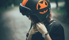 meisje met helm op snorfiets