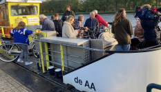 mensen op fietspont