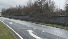 Foto uit januari 2023 van de ingezakte geluidwal langs de Rondweg-Oost in Veenendaal.