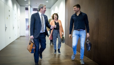 Verkenner Danny de Vries in gesprek met Anton Verleun en Ans Oude Luttikhuis van de BoerBurgerBeweging