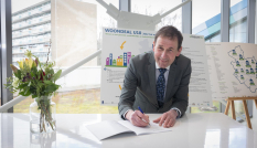 Rob van Muilekom bij de ondertekening woondeals provincie, U10 en regio Amersfoort