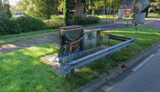 Een aangereden regelkast aan de kant van de Utrechtseweg (N237) in Amersfoort, ter hoogte van Zon en Schild.