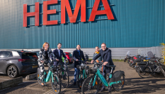 zetten wethouders Wouter van den Berg (Houten), Ellie Eggengoor (Nieuwegein), Lot van Hooijdonk (Utrecht) en gedeputeerde Arne Schaddelee bij de ondertekening van de samenwerkingsovereenkomst