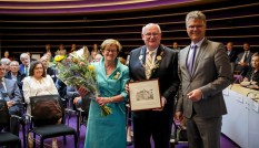 De heer en mevrouw Backhuijs, commissaris Hans Oosters