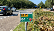 Een hectometerbordje in de berm langs de N237 tussen Zeist en Soest