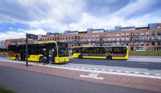 Reizigers bij bushalte stappen in
