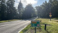 De Hilversumsestraatweg in Baarn met rechts in de berm een hectometerbordje met de aanduiding N415