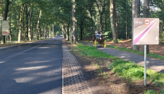 Een beeld van de N415 in Baarn met bord uitleg van paarse streep: 'Hier 60'