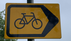 Een omleidingsbord voor fietsers