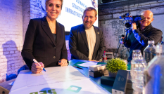 Vivianne Heijnen na de ondertekening van het SEB