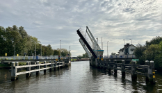 Eembrug staat half open, gezien vanaf het water