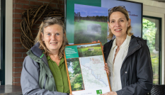 Mirjam Sterk draagt het beheer symbolisch over aan Jelka Both, Hoofd Staatsbosbeheer Provincie Utrecht. 