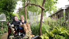 Een ernstig ziek en beperkt kind krijgt een unieke natuurervaring in de belevingstuin.