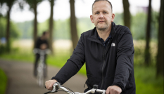 Portretfoto van man op fiets