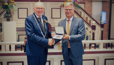 Erepenning scheidend burgemeester van Bunschoten