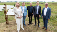Foto van oplevering herstelde uiterwaarden. V.l.n.r. Saskia van Dockum, (Utrechts Landschap), Mirjam Sterk (provincie Utrecht), Bert de Groot (Hoogheemraadschap De Stichtse Rijnlanden), Ronald Heijnen (Rijkswaterstaat), Bert Fintelman (gemeente Rhenen)