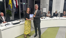 Voorzitter vertrouwenscommissie Daphne van der Wind overhandigt profielschets aan cvdK Hans Oosters