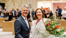 De bijgevoegde foto in de bijlage is voor vrij gebruik. Plaatsvervangend voorzitter Wilma de Boer-Leijsma feliciteert commissaris van de Koning Hans Oosters met het positieve advies.
