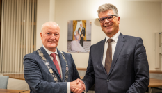 Burgemeester Ruud van Bennekom met commissaris van de Koning Hans Oosters