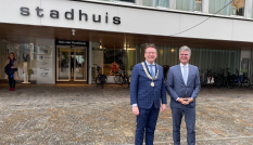 Burgemeester Van Domburg en cvdK Oosters