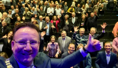 Burgemeester Van Domburg met een aantal aanwezigen tijdens zijn afscheidsreceptie