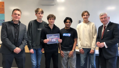 Het winnende leerlingenteam dat het beste ontwerp voor de fietsbrug maakte met wethouder en gedeputeerde