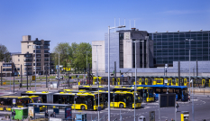 Bussen en tram op het Jaarbeursplein in Utrecht