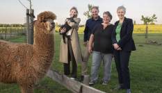 Kees en Annet Lekkerkerker samen met gedeputeerde Mirjam Sterk en hoogheemraad Els Otterman op hun bedrijf.