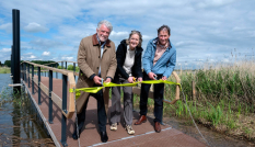 Ad Jongenelen, Saskia van Dockum en Rob van Muilekom bij de opening van de Vlonderbrug