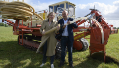 Gedeputeerde Mirjam Sterk van de provincie Utrecht en Arjan van Rijn, bestuurder van waterschap Amstel Gooi en Vecht, koppelen eerste stuk waterinfiltratiesysteem op weiland in Waardassackerpolder