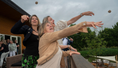 Mirjam Sterk, Jelka Both en Saskia Hagedoorn gooien een balletje van klei met zaden de tuin in.